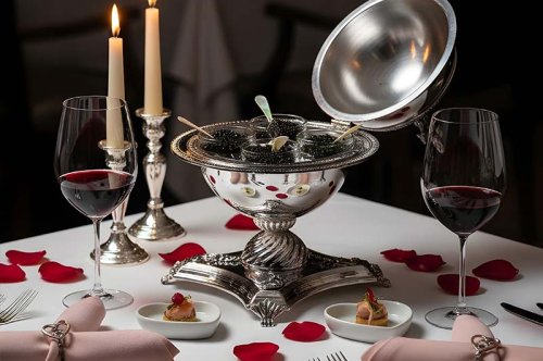 How to Decorate a Dining Table: Elegant Tables with Brass Accessories